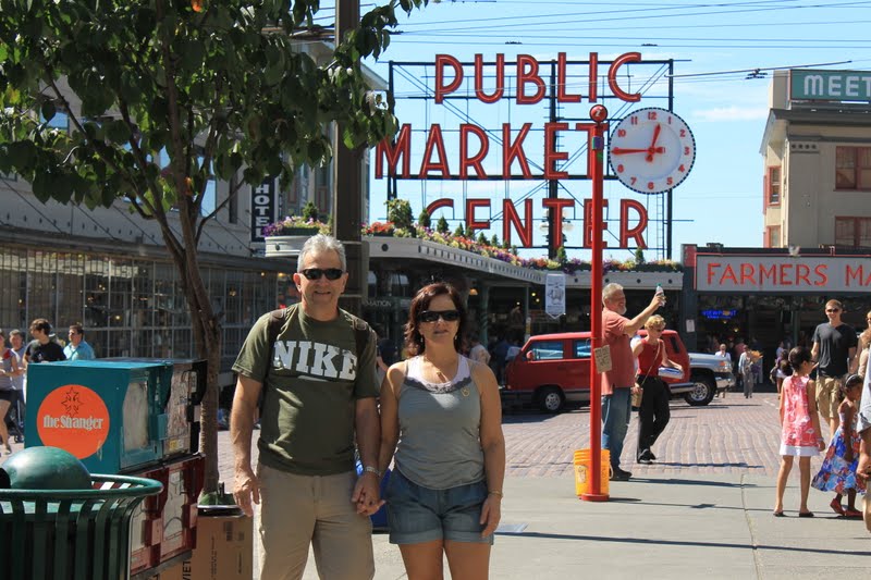 Pike Place Market em Seattle - Pike Street com 1st Avenue Pike Place Market em Seattle - Pike Street com 1st Avenue